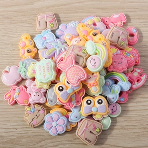 Bunte Set aus Harz-Anhängern in Tier- und Regenbogenform für DIY-Schmuck und Basteln