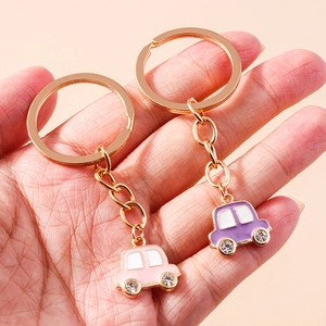 Porte-clés Modèle Voiture Dessin Animé Pendentif Émail Alliage Avec Roues Strass Anneau Doré Pour Sac Femme Ornement