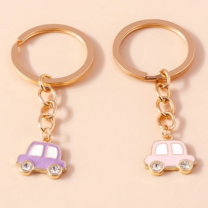 Porte-clés voiture mignons en rose et violet avec roues en cristal et cadre doré