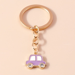 Vue détaillée du porte-clés voiture violette avec placage or et strass brillants