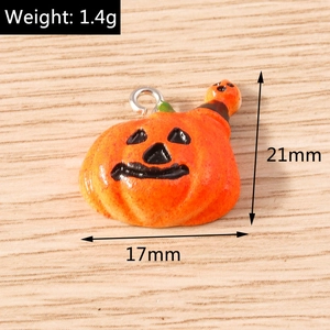 Λεπτομέρεια μενταγιόν κολοκύθας Halloween με διαστάσεις 21mm ύψος και 17mm πλάτος