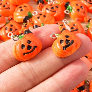 Λεπτομέρεια από μενταγιόν κολοκύθας Halloween με πρόσωπα και καπέλα για κατασκευή κοσμημάτων