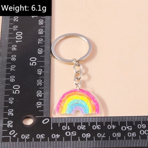 Dettaglio portachiavi arcobaleno in acrilico con dimensioni 40mm e peso 6.1g in argento