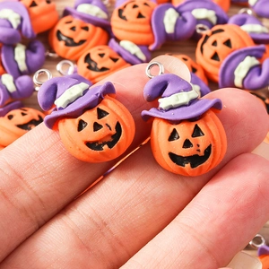 Κοντινό πλάνο από γούρια κολοκύθας Halloween με μωβ καπέλα μάγισσας και ασημένιους κρίκους
