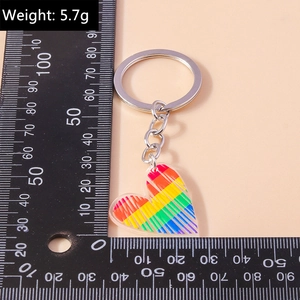 Vista dettagliata del portachiavi a cuore arcobaleno con scala e peso di 5,7g