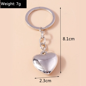 Dettaglio dimensioni portachiavi a cuore: lunghezza totale 8,1 cm e larghezza pendente 2,3 cm