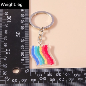 Vista dettagliata del portachiavi in acrilico a strisce arcobaleno con righello di misura