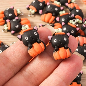 Κοντινό πλάνο από ρητινένια γούρια Halloween με μαύρη γάτα και πορτοκαλί κολοκύθα