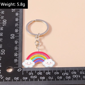 Dettaglio portachiavi arcobaleno da 5,8g con nuvole sorridenti e righello