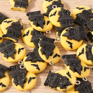 Λεπτομέρεια από γούρια Halloween φεγγάρι και κάστρο με κρίκους για DIY χειροτεχνίες