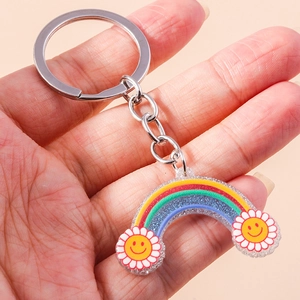 Dettaglio portachiavi arcobaleno in acrilico con glitter e ciondoli a girasole