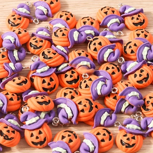 Λεπτομέρεια από κολοκύθες Halloween με καπέλα μάγισσας για κατασκευή κοσμημάτων DIY