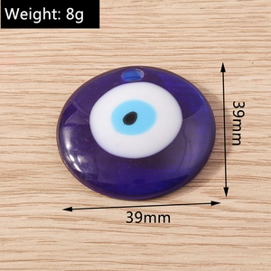 Vue détaillée du pendentif œil maléfique en résine, diamètre 39mm et poids de 8g
