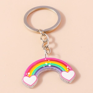Dettaglio portachiavi a cuore arcobaleno con nuvole bianche e finitura in acrilico