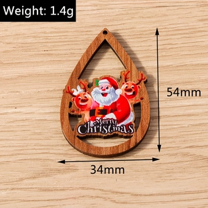 Vista macro del colgante de madera navideño en forma de gota con 54mm x 34mm y peso 1,4g
