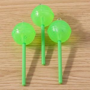 Tre ciondoli lecca-lecca verde glitterato con anelli per gioielli fai-da-te e artigianato