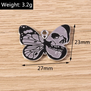 Detailed view of Halloween butterfly skull pendant with measurements 27mm and weight 3.2g