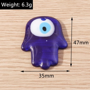 Détail du pendentif main de fatma en résine avec œil protecteur, taille 47mm x 35mm