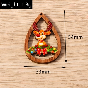 Detalle del colgante de madera de reno 54x33mm con adornos de huevos festivos y un lazo