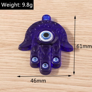 Pendentif main de fatma avec motifs mauvais œil montrant les dimensions 61mm x 46mm