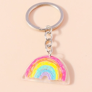 Dettaglio di un portachiavi a semicerchio in acrilico con vivaci motivi arcobaleno dipinti