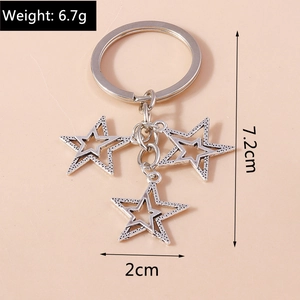Détails d'un porte-clés étoile en argent avec trois pendentifs en alliage et dimensions