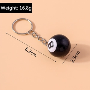 Détail du porte-clés boule de billard n°8 montrant la longueur de 8,2 cm et le diamètre 2,5 cm