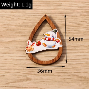 Detalle de colgantes de madera en forma de gota con motivos de muñeco de nieve y renos