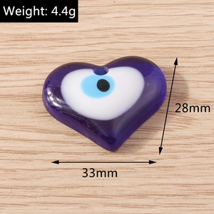 Pendentif cœur mauvais œil en résine bleue montrant dimensions 33x28mm et 4,4g