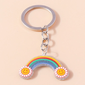 Dettaglio di un portachiavi arcobaleno in resina glitterata con simpatici girasoli