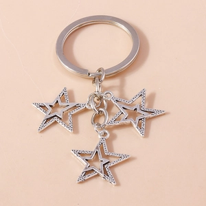 Porte-clés étoile mode avec trois pendentifs argent antique sur un anneau