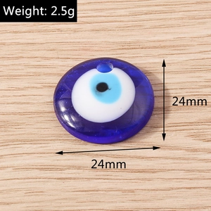 Détail macro du pendentif œil maléfique en résine 24mm avec poids de 2,5g indiqué