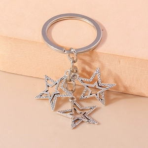 Porte-clés pentagramme argenté avec trois étoiles évidées et texture métal vintage