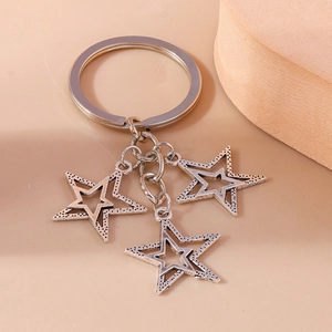 Porte-clés étoile argenté avec trois pendentifs pentagrammes évidés