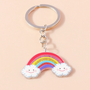 Dettaglio di un portachiavi a arcobaleno con glitter colorati e graziose nuvole sorridenti