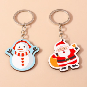 Détail de porte-clés mignons en bois avec bonhomme de neige et Père Noël festifs