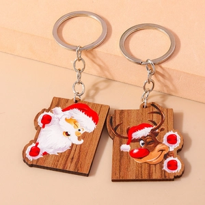 Details von hölzernen Weihnachts-Schlüsselanhängern mit Weihnachtsmann und Rentier