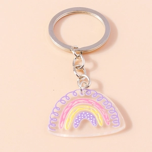 Dettaglio di un portachiavi arcobaleno in acrilico con anello e motivi dai toni pastello