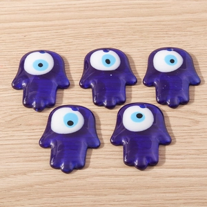 Détail de 5 breloques main de Fatma avec œil bleu pour création de bijoux DIY