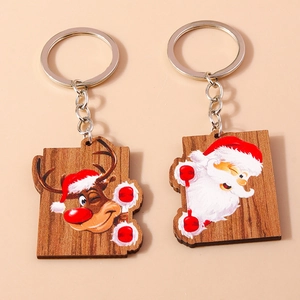 Nahaufnahme von Holz-Weihnachtsschlüsselanhängern mit Weihnachtsmann und Rentier-Motiv