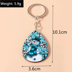 Dettaglio del portachiavi a goccia in legno con pupazzo di neve, cappello blu e stampa leopardata