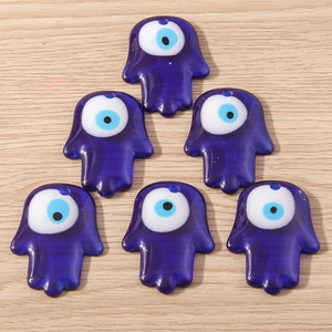 Détail de six breloques main de Fatma mauvais œil en résine bleue pour bijoux DIY