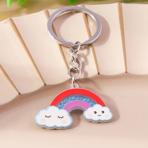 Simpatico portachiavi arcobaleno con nuvole sorridenti e dettagli glitterati colorati