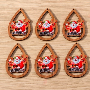 Vista detallada de adornos navideños de madera en forma de gota con motivos de Papá Noel