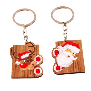 Weihnachts-Schlüsselanhänger aus Holz mit Rentier und Weihnachtsmann Motiven im Set