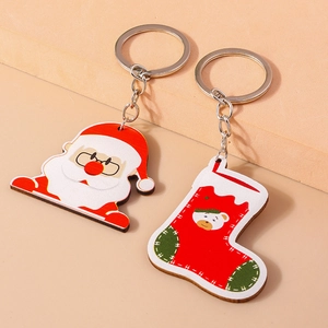 Détail de porte-clés de Noël avec breloques Père Noël et chaussette d'ours et anneaux