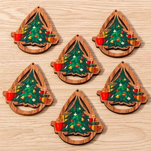 Vista detallada de colgantes de madera de Navidad en forma de gota con arbol impreso