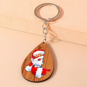 Dettaglio del portachiavi in legno a goccia con illustrazione colorata di Babbo Natale