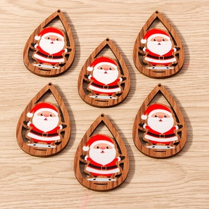 Detalle de colgantes de madera en forma de gota con diseño 3D de Papá Noel pintado