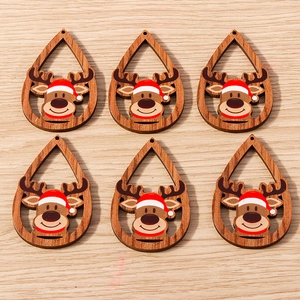 Vista detallada de los colgantes navideños de madera en forma de gota con diseño de reno